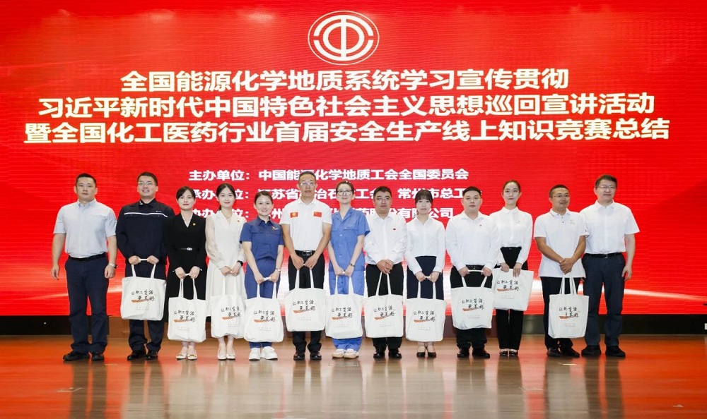 宣讲员宣告慰问品合照1.jpg